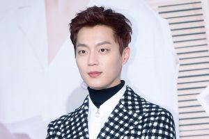 Yoon Doojoon of Highlight ressemble à un soldat heureux dans les nouvelles photos de l'armée