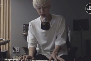 Jin de BTS joue du piano et chante en direct "Epiphany" dans une vidéo de pratique adorable