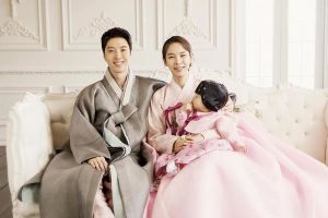 Lee Dong Gun et Jo Yoon Hee forment une belle famille avec leur petite fille sur une nouvelle photo