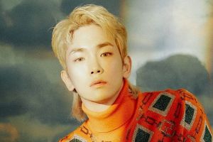 La clé de SHINee sourit chaleureusement sur une nouvelle photo de l'armée