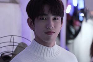 Jinyoung de GOT7 joue avec un adorable chiot dans les coulisses de "He Is Psychometric"