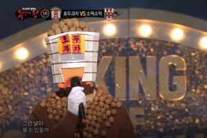 Le chanteur du groupe principal joue les coeurs avec son timbre chaleureux dans "The King Of Mask Singer"