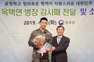 2PM Taecyeon reçoit un prix pour service exemplaire en tant que soldat de service actif