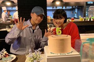 Akdong Musician se réunit pour fêter son cinquième anniversaire