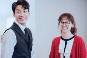 Kim Young Kwang et Jin Ki Joo sourient joyeusement dans "La vie secrète de ma secrétaire"