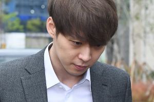 Le nom de Park Yoochun est enlevé du sentier des fleurs de cerisier offert par ses fans après son arrestation.