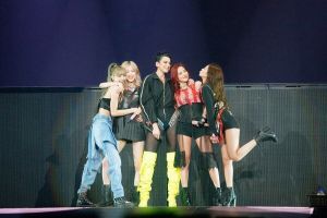 BLACKPINK surprend les fans du concert de Newark avec l’apparition de Dua Lipa dans "Kiss And Make Up"