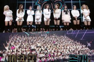 Deux fois plus de 300 fans réalisent des performances épiques de "What Is Love?" Et "Cheer Up" sur "300 X2"