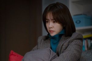 Han Ji Min est plongé dans ses pensées et a l'air inquiet dans "One Spring Night"