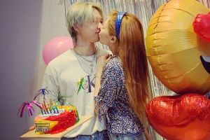 Hyojong partage les photos de sa fête d'anniversaire avec HyunA et sa nouvelle agence