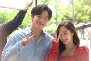 Kim Jae Wook et Park Min Young font leurs adieux à "Sa vie privée" dans la dernière vidéo des coulisses