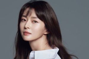 Nara signe un contrat avec l'agence de Lee Jong Suk