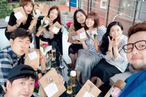 Han Sun Hwa, Génération Filles Ensoleillée et plus souriante sur les photos de la réunion "Invincible Youth", qui durera 10 ans