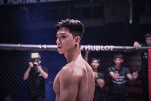 "The Divine Fury" révèle un nouvel aperçu de Park Seo Joon en tant que prêtre et combattant du MMA