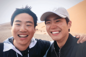 Park Bo Gum apporte son soutien à sa co-vedette de "Reply 1988", Ahn Jae Hong, sur le tournage de son nouveau drame