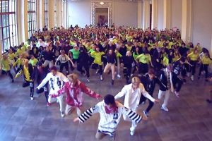 NCT 127 se joint à une foule de fans russes pour danser ensemble leurs meilleurs succès