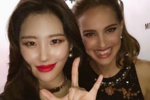 Sunmi partage une photo avec Natalie Portman