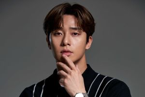 Park Seo Joon explique comment il gère le stress et la paralysie du sommeil, pourquoi il a choisi son nouveau drame et plus