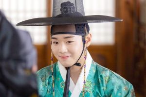 Park Ji Hoon éblouit par sa mode unique dans «Flower Crew: Joseon Marriage Agency»