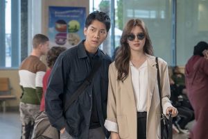 Lee Seung Gi et Suzy présentent leur mode aéroportuaire contrastée dans «Vagabond»