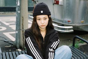 On voit la Jennie de BLACKPINK en train de jouer à Halloween avec des célébrités à l'étranger