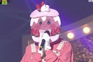 Un membre d'un groupe de filles bien-aimé captive le public avec sa voix dans "The King Of Mask Singer"