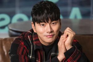 Lee Yi Kyung parle des conseils mémorables qu'il a reçus, de sa prochaine chanson de trot et plus encore