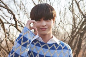 Yook Sungjae de BTOB sourit joyeusement à une photo prise au centre d'entraînement militaire