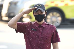 Jang Geun Suk termine son dernier jour en tant que fonctionnaire et est renvoyé de l'armée