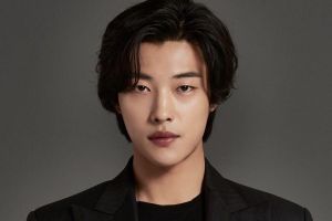 Woo Do Hwan annonce son enrôlement militaire avec une lettre manuscrite