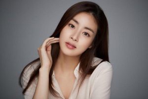 Kang Sora annonce le mariage avec un petit ami non-célébrité + partage une lettre aux fans