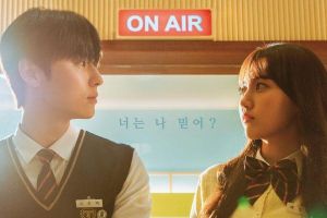 Minhyun et Jung Da Bin de NU'EST échangent un regard significatif sur la nouvelle affiche «Live On»