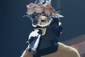 Un membre du groupe de garçons montre sa voix douce et expressive sur «The King Of Mask Singer»