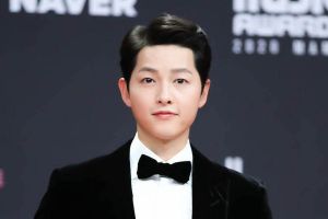 Song Joong Ki fait un don de 100 millions de dollars au personnel médical des centres de dépistage COVID-19