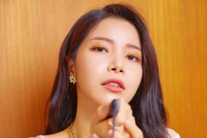 Solar de MAMAMOO donne aux fans une chanson faite par elle et une lettre réconfortante pour son anniversaire