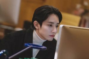 Lee Soo Hyuk est un éditeur charismatique dédié à son travail sur «Doom At Your Service»