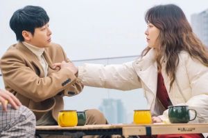 Seo Hyun Jin n'est pas très content de Kim Dong Wook lors de leur première rencontre dans "You Are My Spring"