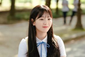 "School 2021" révèle le premier regard de Cho Yi Hyun dans le rôle principal du premier amour de Kim Yo Han