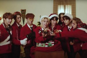 Les Stray Kids se transforment en assistants du Père Noël dans le MV chaotique de leur single de Noël "Christmas EveL"