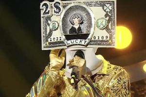 Le chef du groupe de garçons attire de manière hilarante l'attention de ses membres pour ne pas avoir répondu à ses messages texte sur "The King Of Mask Singer"