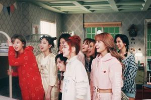 "KNOCK KNOCK" de TWICE devient leur 13e MV à atteindre 300 millions de vues