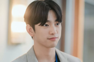 Jinyoung de GOT7 est le charmant collègue de Kim Go Eun qui commence à se rapprocher d'elle de manière romantique dans "Yumi's Cells 2"