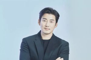 Yoon Kye Sang parle de la renaissance de "The Outlaws" + remercie BTS, "Squid Game" et "Parasite" pour l'intérêt mondial accru pour le divertissement coréen