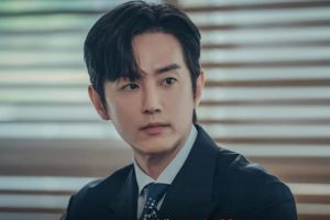 Kwon Yool est un réalisateur charismatique qui entretient des relations tendues avec Jung Woo dans "Mental Coach Jegal"