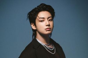 "GOLDEN" de Jungkook de BTS devient le premier album solo de K-Pop de l'histoire du Billboard 200 à apparaître pendant 10 semaines dans les charts