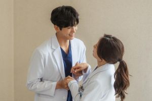 Park Hyung Sik et Park Shin Hye tentent de garder leur relation secrète au travail dans "Doctor Slump"
