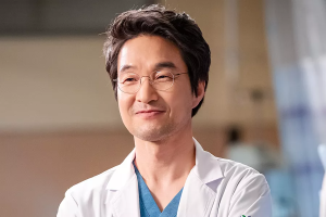 Han Suk Kyu partage les souhaits de donner de l'espoir et du courage en tant que "Dr. Romantique" dans la saison 3